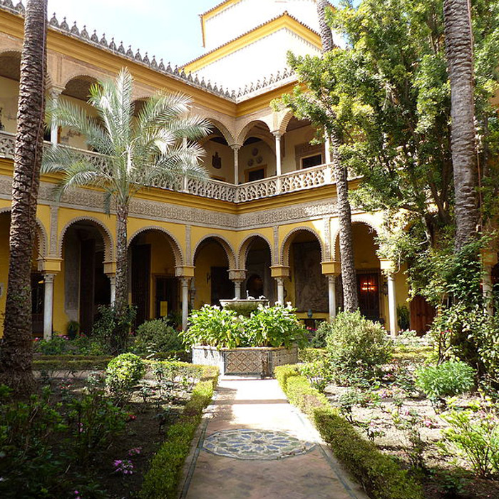 Patio_central_del_Palacio_de_las_Dueñas_de_Sevilla,_España,_2016_01